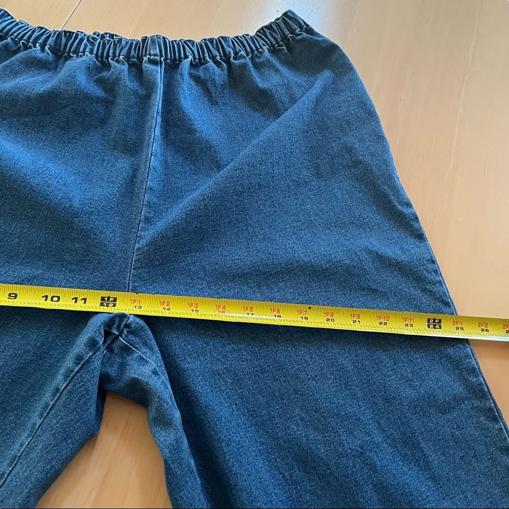 EUC Denim & Co high waist jean capris w flower embroidered detail at hem - Picture 7 of 7